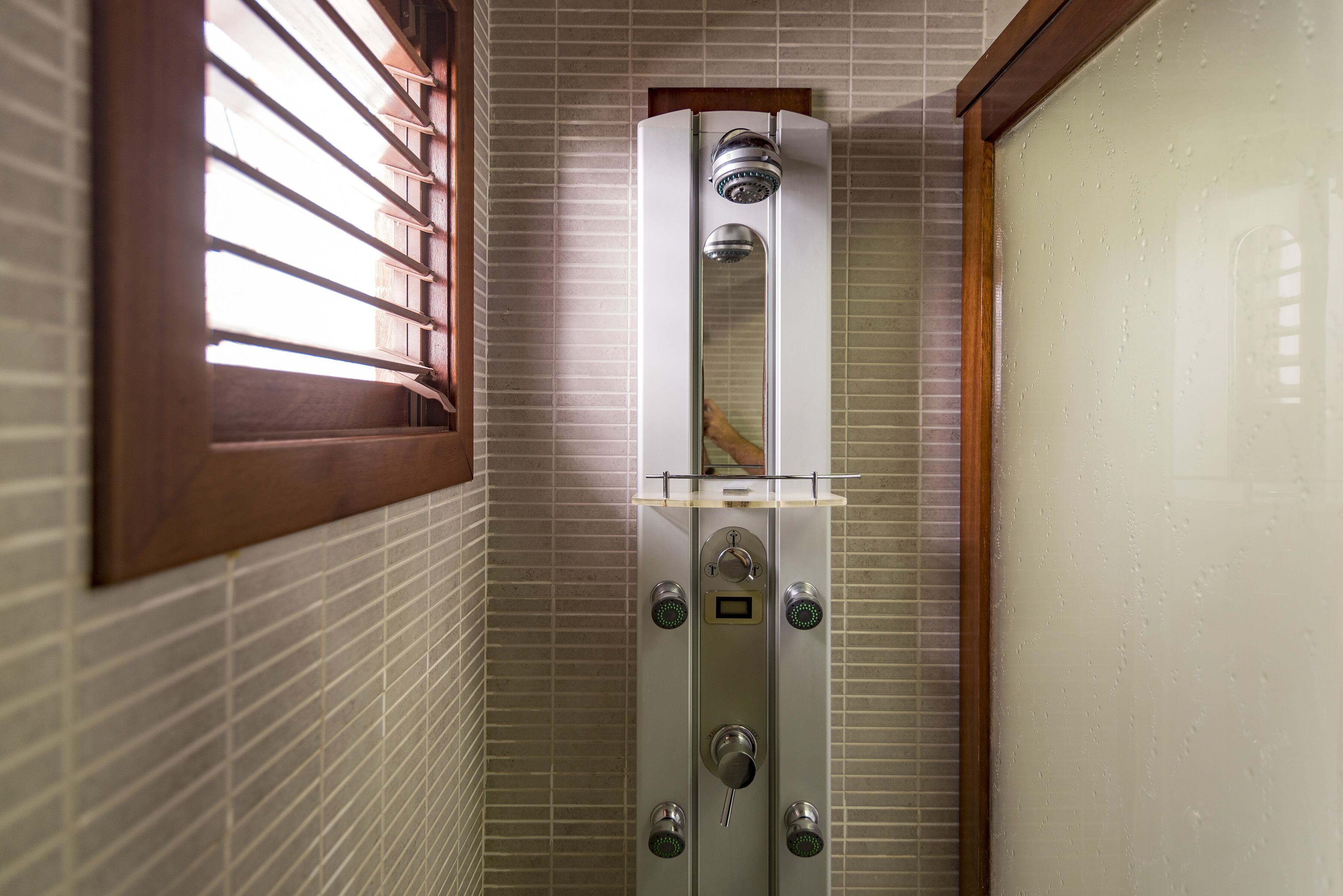 Bañera profunda, toallas, jabón y champú