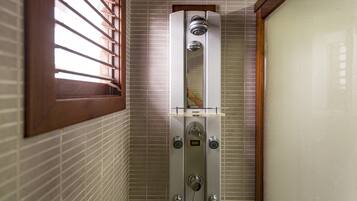 Komfortbadewanne, Handtücher, Seife, Shampoo