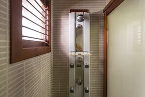 Baignoire relaxante profonde, serviettes fournies, savon, shampoing