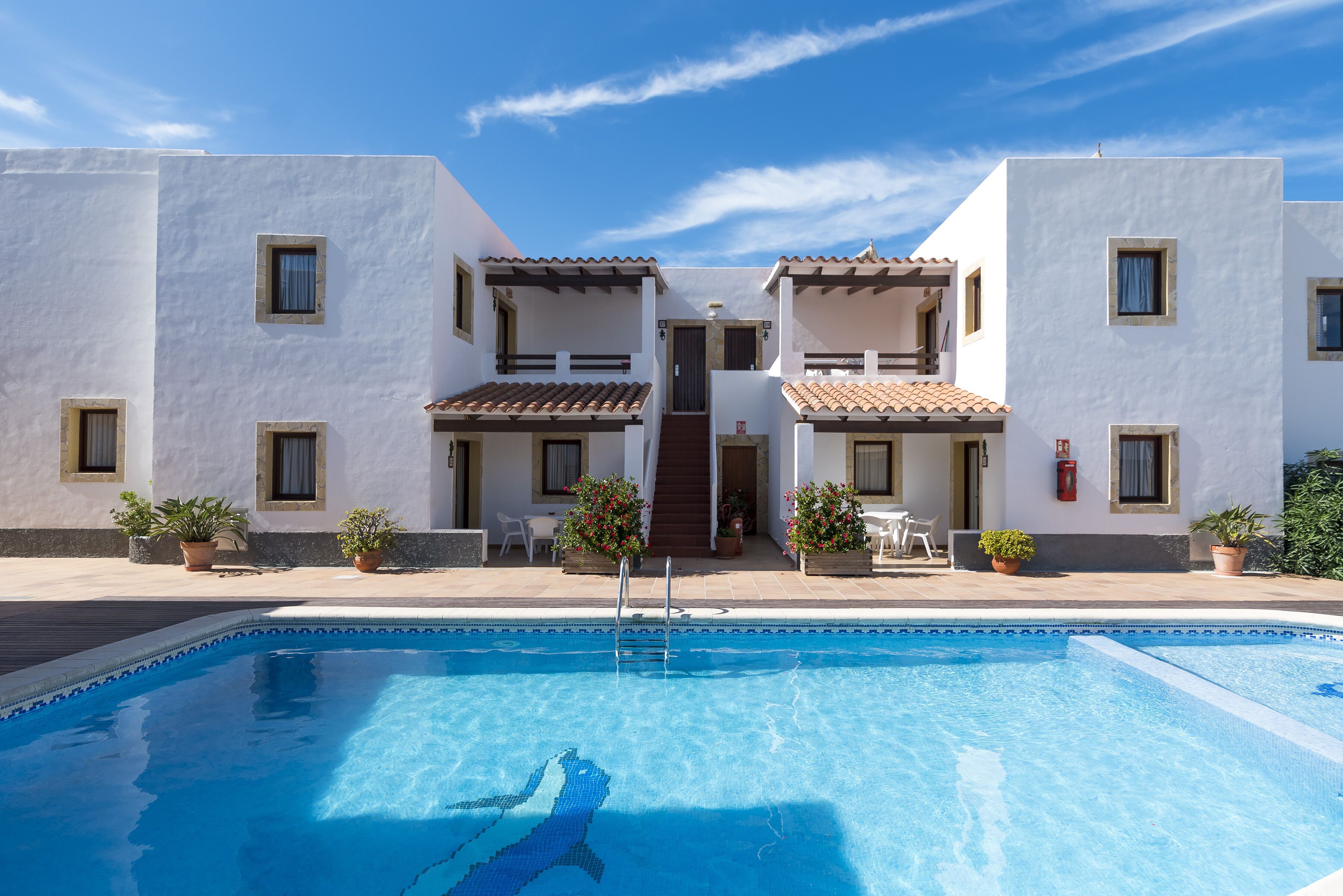 Kolam renang terbuka bermusim, payung kolam, kerusi lepak pantai 