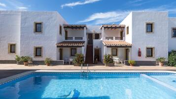 Kolam renang terbuka bermusim, payung kolam, kerusi lepak pantai