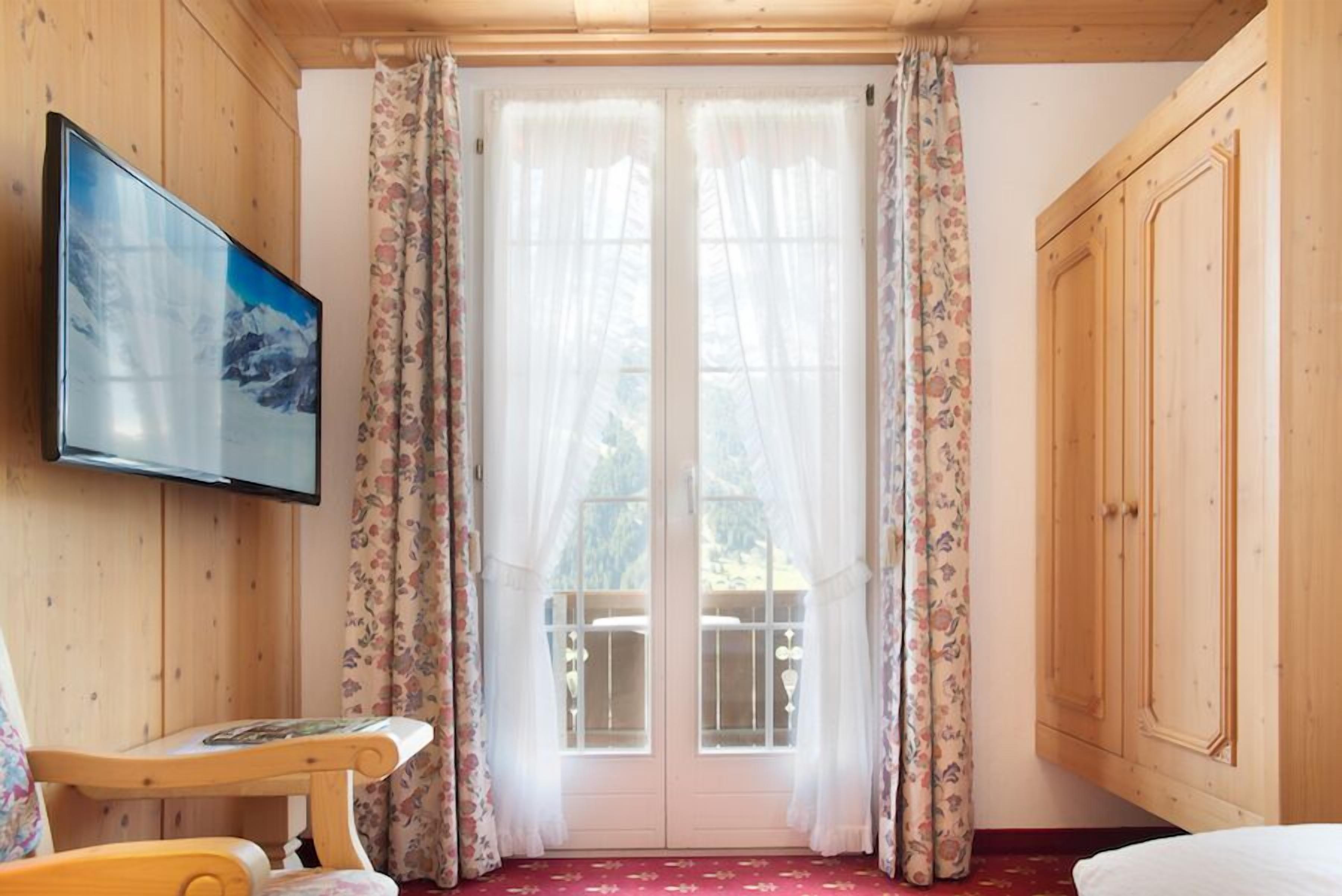 superior single room | living room | flat-screen tv