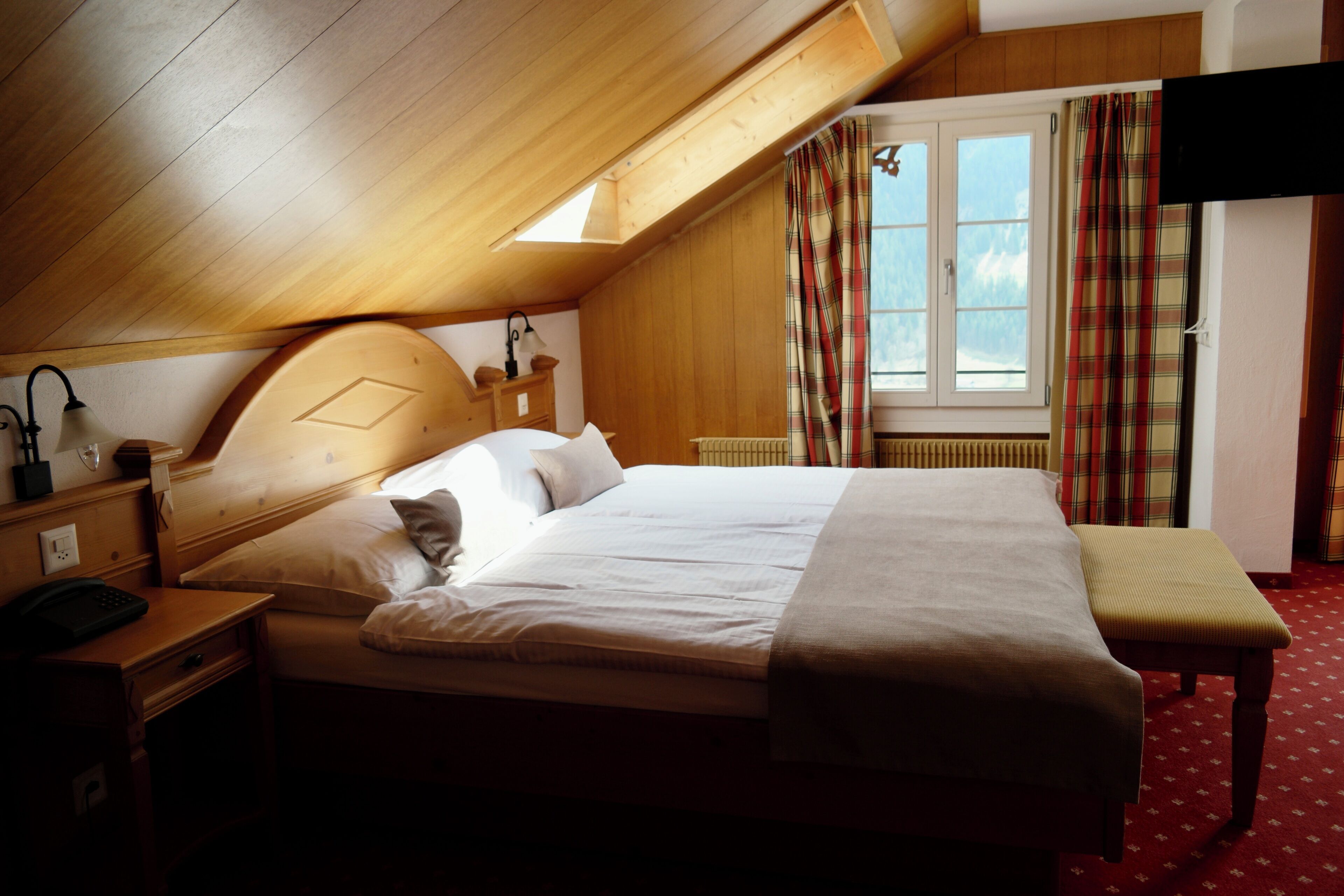 高級雙人房, 山景 | 低過敏寢具、羽絨被、客房內保險箱、書桌