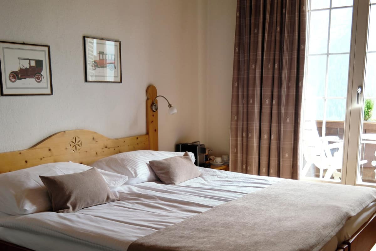 Panorama tweepersoonskamer, uitzicht op bergen | Hypoallergeen beddengoed, donzen dekbedden, een kluis op de kamer