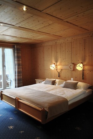 Dobbeltrom – superior, fjellutsikt | Allergitestet sengetøy, dundyner, safe på rommet og skrivebord