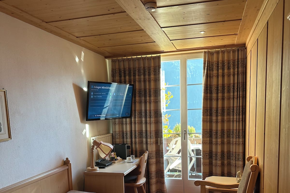 Standard Single Room, Mountain View | Peralatan tempat tidur hipoalergenik, gebar bulu kapas