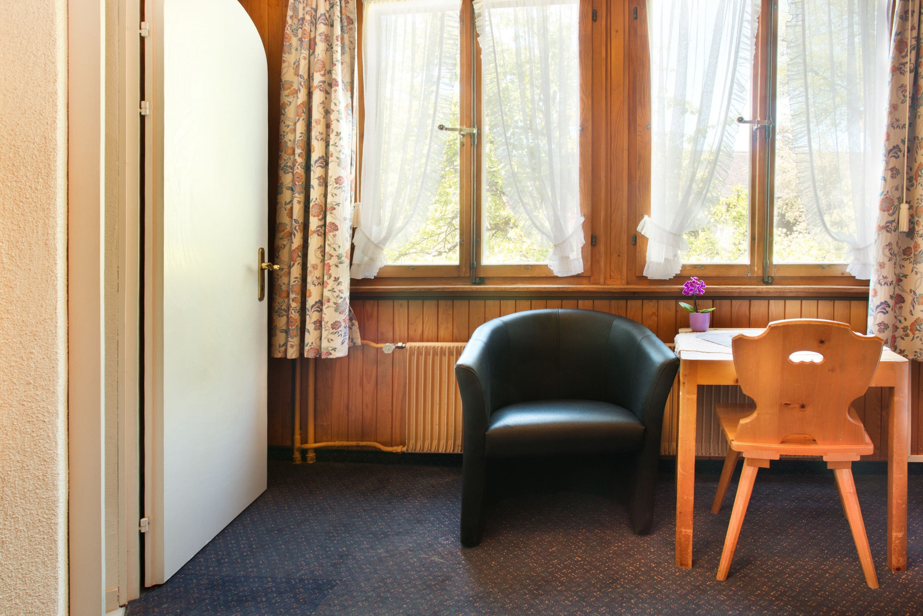 single room | living area | flat-screen tv