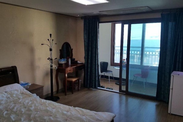 Quartos à prova de som, Wi-Fi de cortesia, roupa de cama