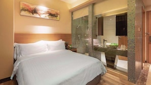 Kamar Double Desain | Minibar, brankas, meja kerja, dan tirai kedap cahaya