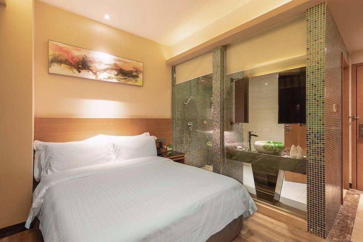 Kamar Double Desain | Minibar, brankas, meja kerja, dan tirai kedap cahaya