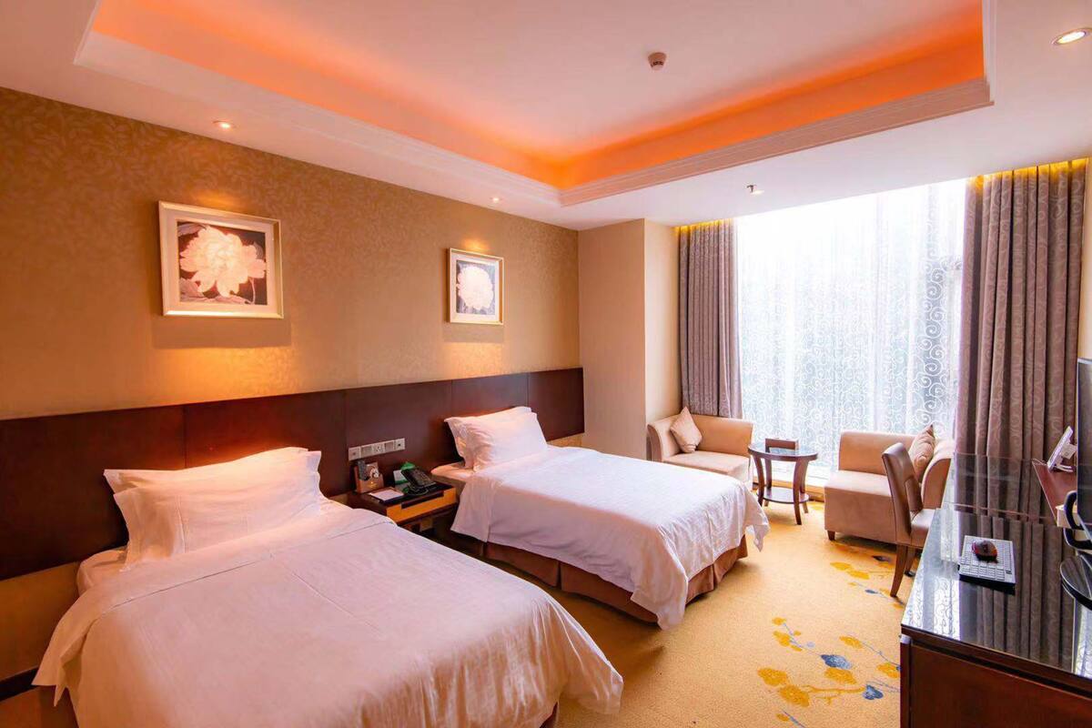 Kamar Twin Deluks | Minibar, brankas, meja kerja, dan tirai kedap cahaya