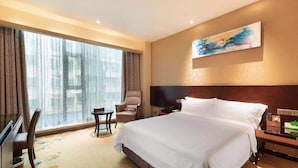 Kamar Double Deluks | Minibar, brankas, meja kerja, dan tirai kedap cahaya