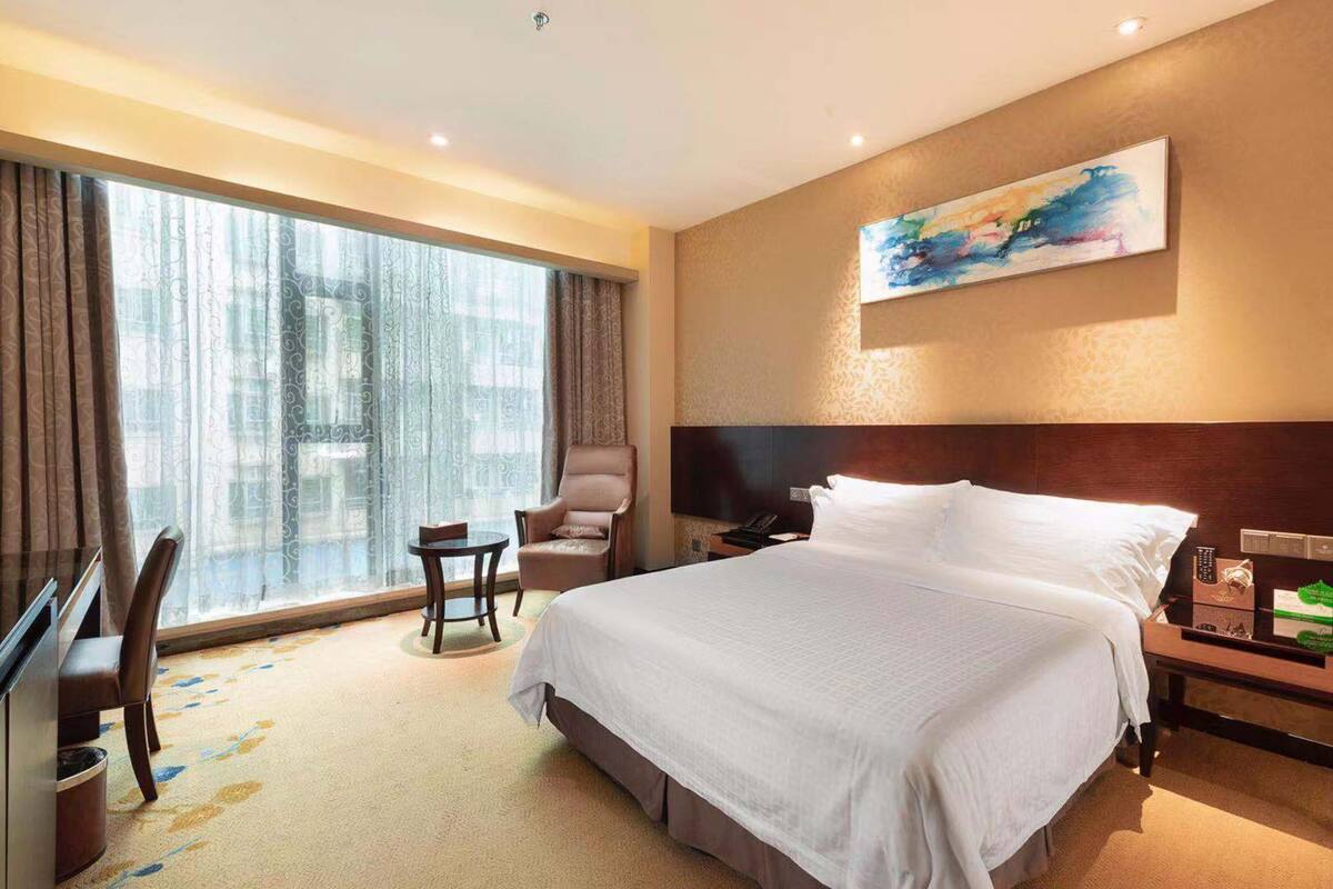 Kamar Double Deluks | Minibar, brankas, meja kerja, dan tirai kedap cahaya