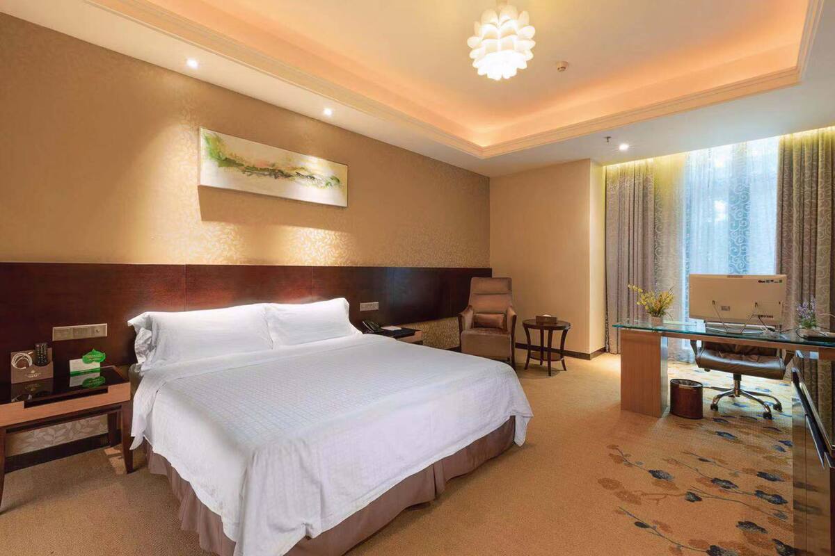 Minibar, brankas, meja kerja, dan tirai kedap cahaya