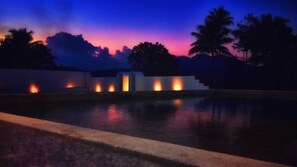 สระว่ายน้ำกลางแจ้ง