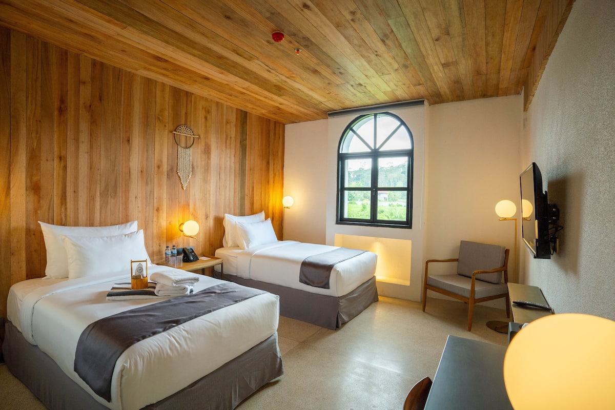 Deluxe Twin Room | In-room safe, blackout drapes, iron/ironing board, free WiFi