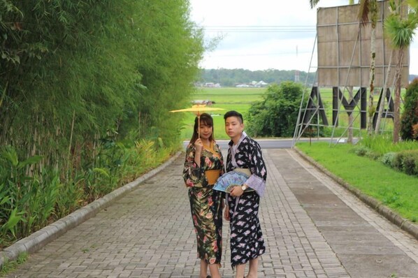 สนามรอบบริเวณ