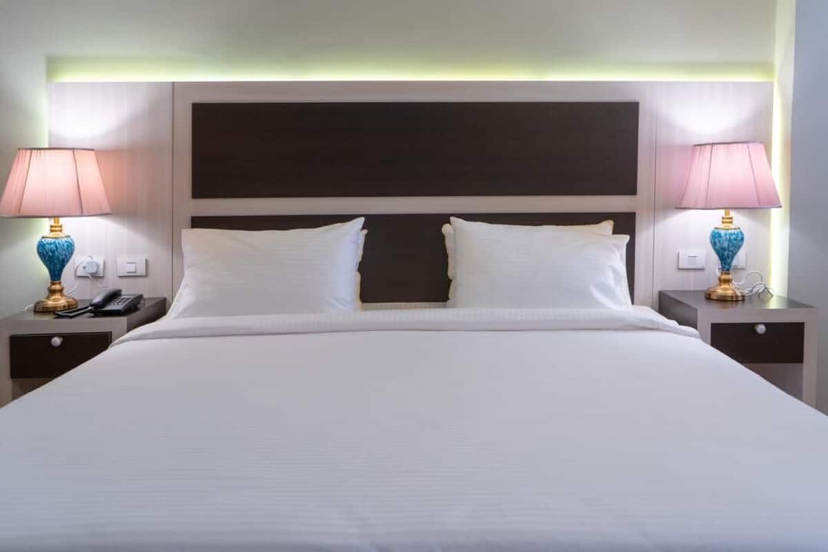 Minibar, in-room safe, iron/ironing board, WiFi (free)