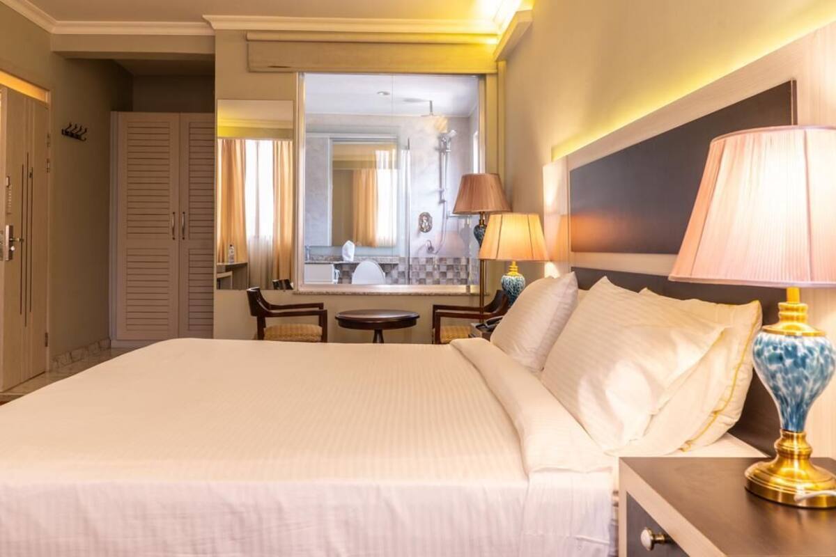 Minibar, in-room safe, iron/ironing board, WiFi (free)