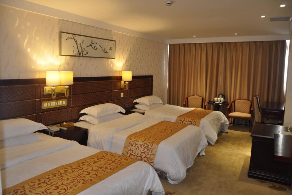 Deluxe Triple Room | Desk, blackout drapes, soundproofing, free WiFi