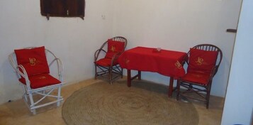 Decoración individual, escritorio, wifi gratis y ropa de cama