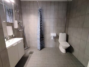 Standard-huoneisto | Kylpyhuone | Suihku, hiustenkuivaaja, pyyhkeet
