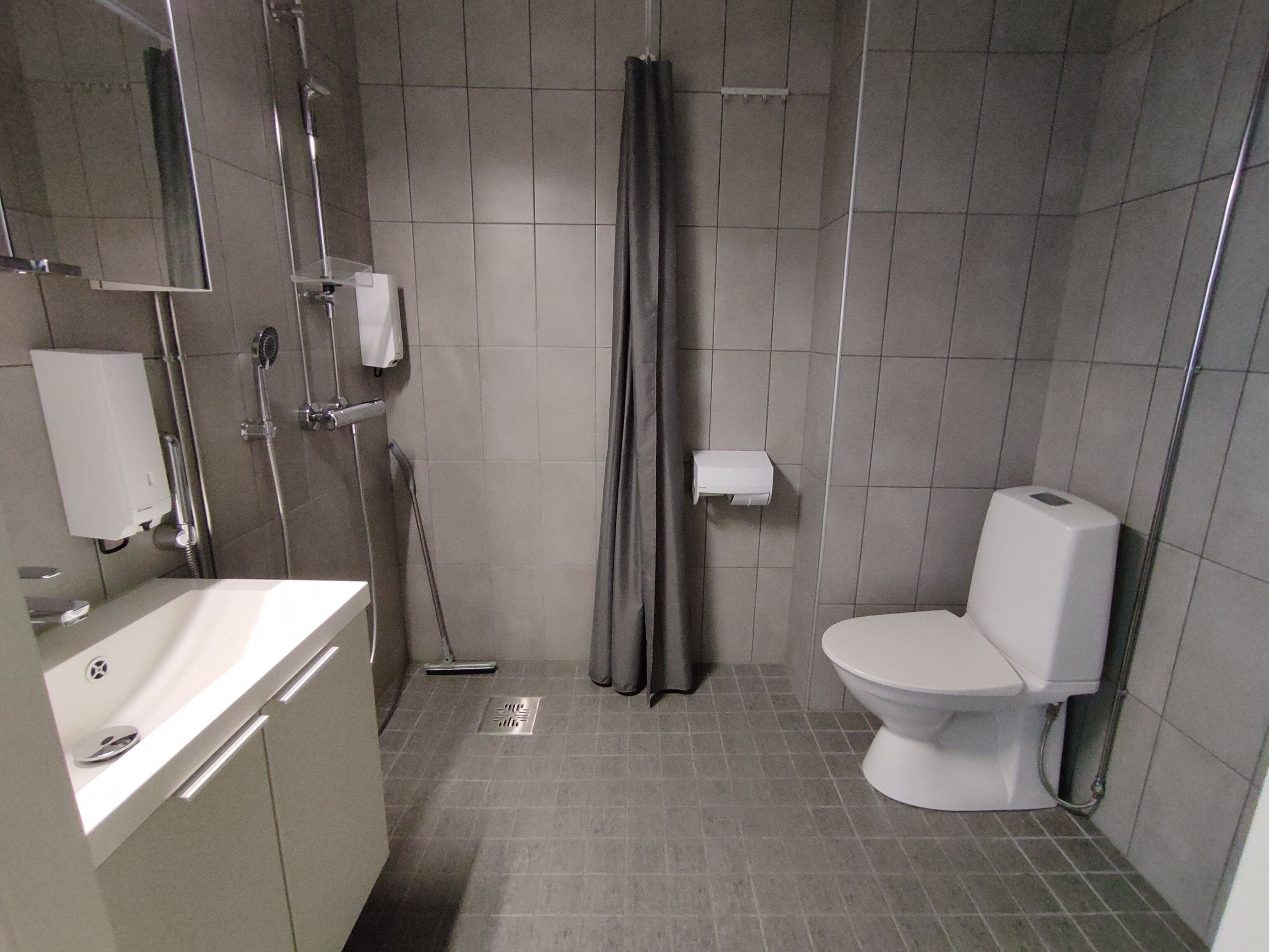 Ein Badezimmer mit Toilette, Dusche und Waschbecken.