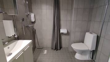 Ein Badezimmer mit Toilette, Dusche und Waschbecken.