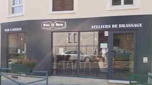 A storefront with a sign reading "Hall of Beer" and "Ateliers de Brassage". - Les chambres d'Orsay (Orsay)