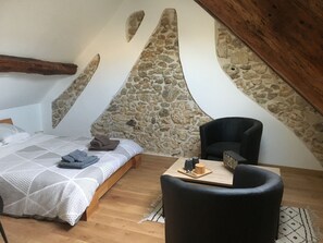 Decoración personalizada, muebles diferentes y escritorio 