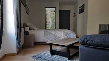 1 chambre, décoration personnalisée, ameublement personnalisé, bureau