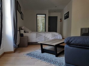 Individually decorated, individually furnished, desk, blackout curtains - Les chambres d'Orsay (Orsay)