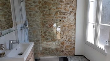Apartment (with shower) | Bathroom | Shower, free toiletries, hair dryer, towels