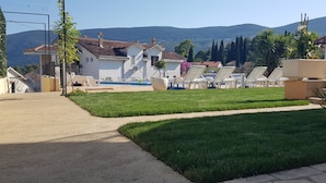 Resort com piscina, espreguiçadeiras e vista para as montanhas.
