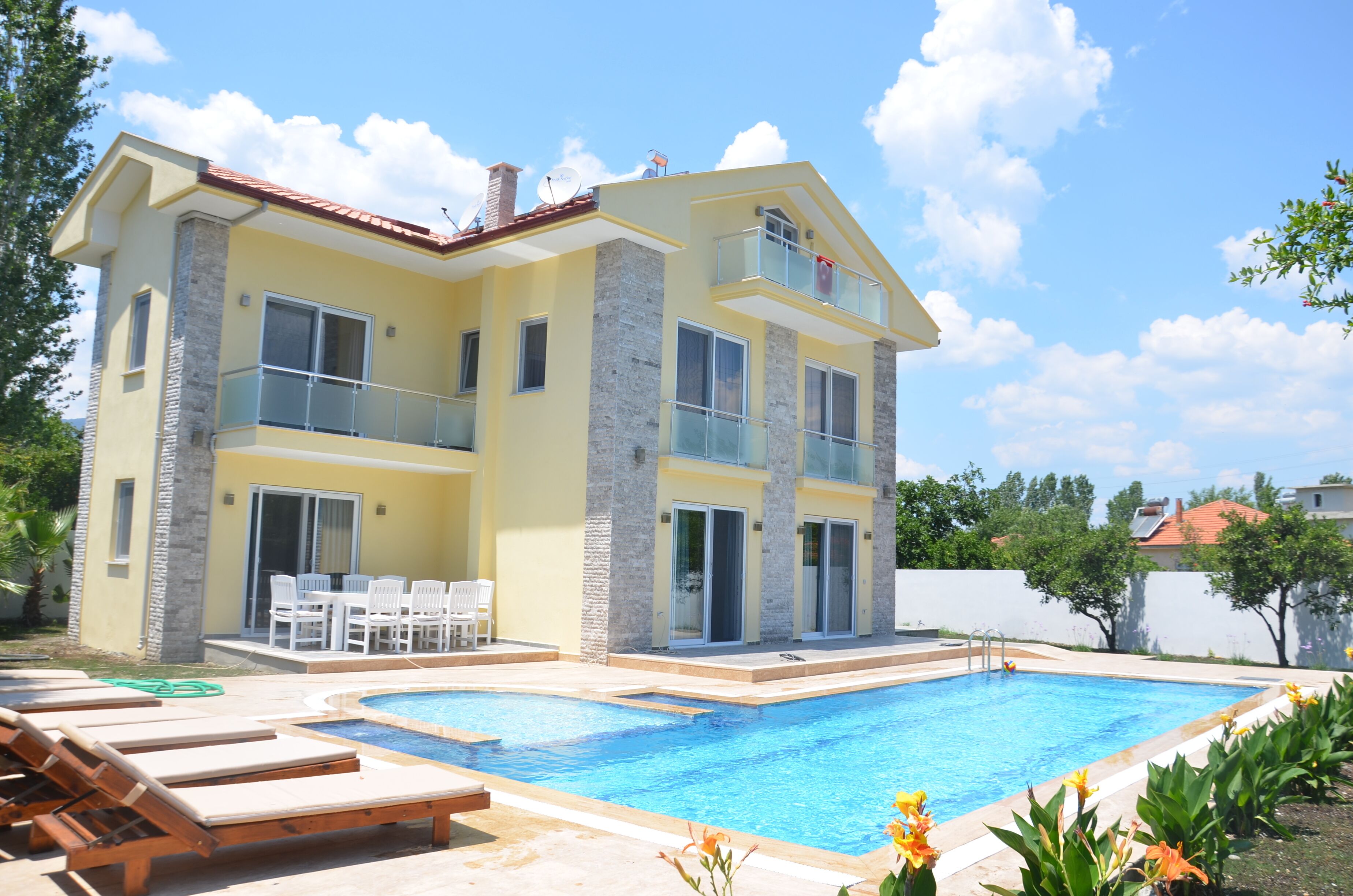 Villa Tulip Palace 6 bedrooms all air conditioned private pool and garden