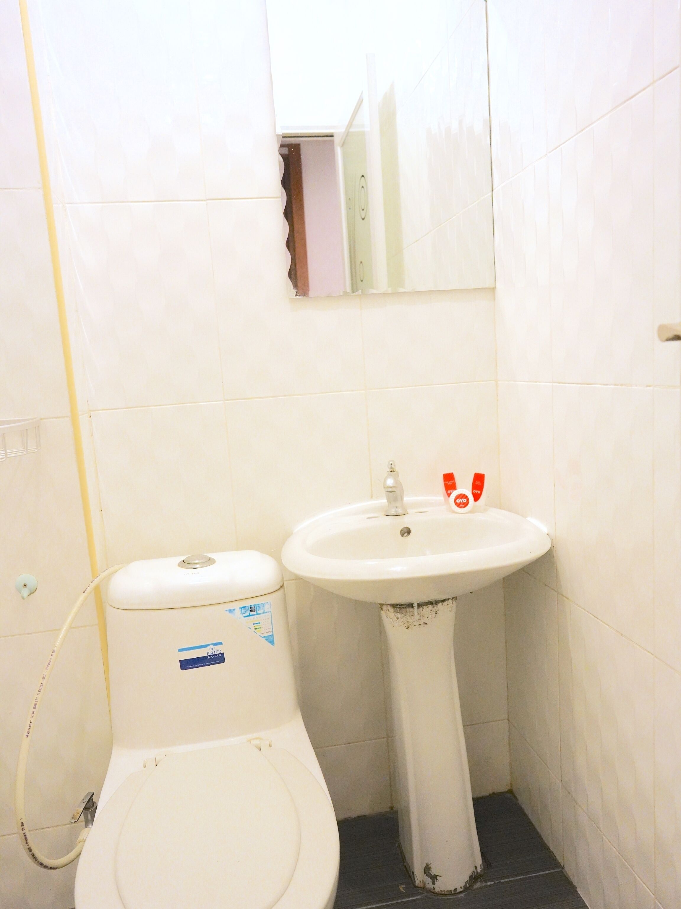 standard single room | bathroom | shower, rainfall showerhead, free toiletries, bidet