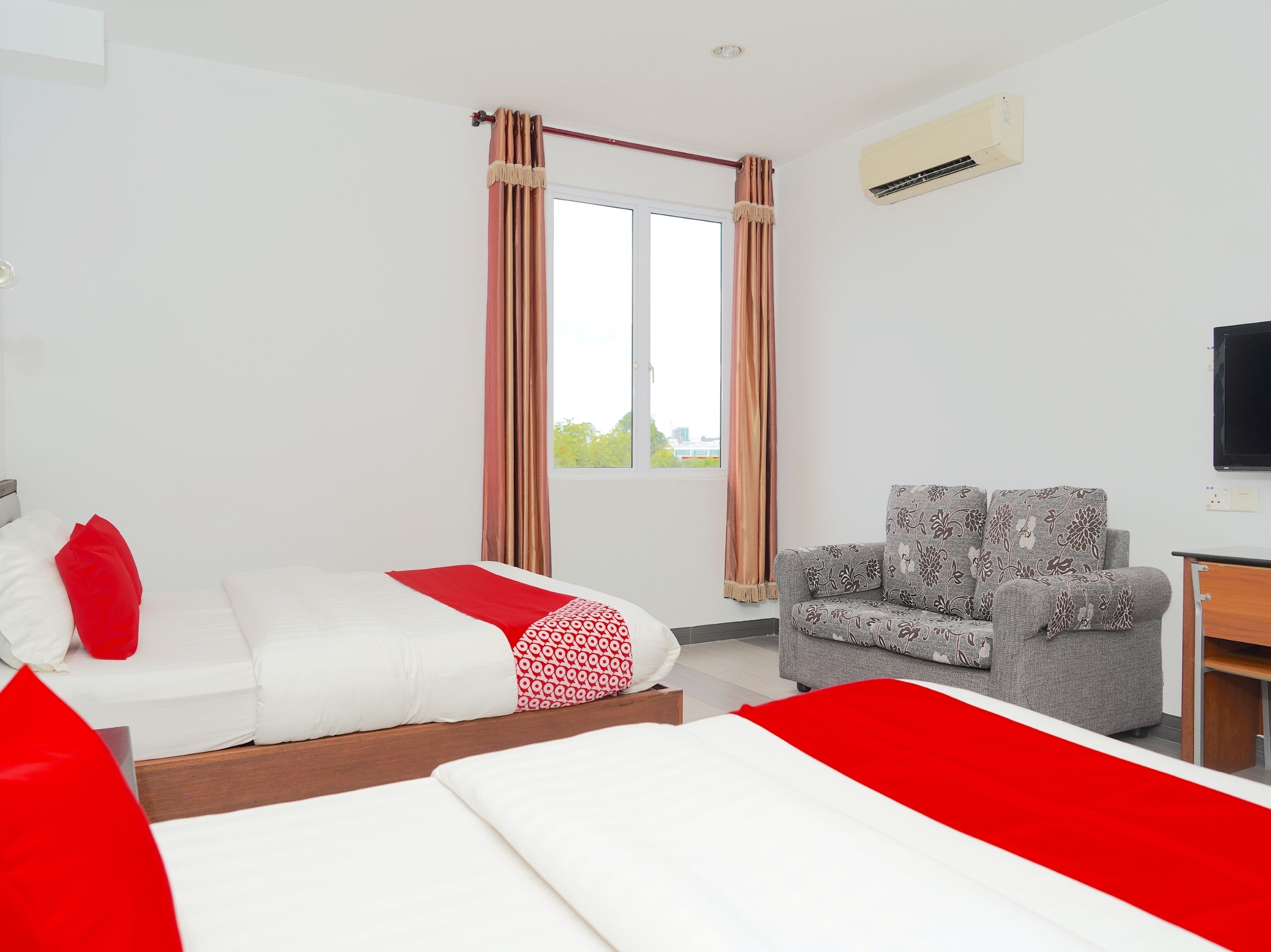 family suite | 1 bedroom, desk, free wifi, bed sheets