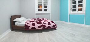 Economy Double Room, Shared Bathroom | Langsir/tirai gelap terus, Wi-fi percuma, cadar katil 