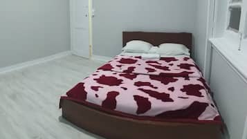 Habitación doble económica, baño compartido | Cortinas blackout, wifi gratis y ropa de cama