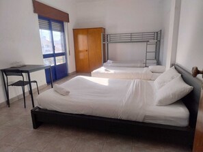 Cortinas blackout, wifi gratis y ropa de cama