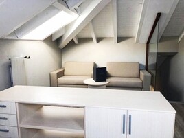 Quarto família | Individualmente decorados, individualmente mobiliados, escrivaninha