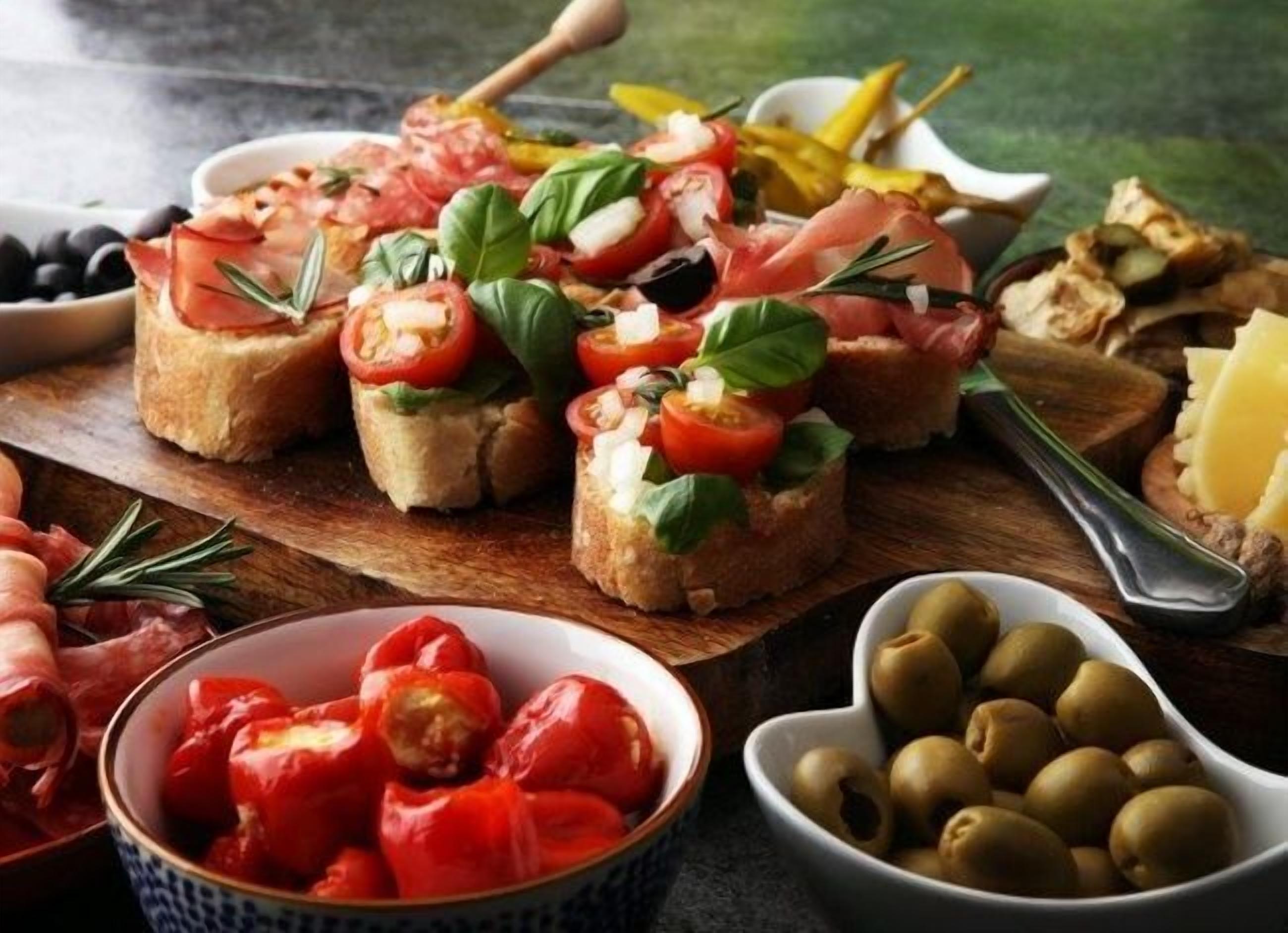 lunch and dinner served, italian cuisine