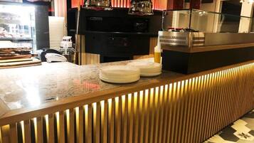 Déjeuner et dîner servis sur place