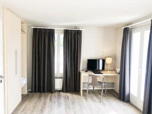 Individually decorated, individually furnished, desk, free WiFi - Hotel Pas de Cheville (Conthey)