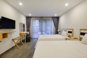 Suite estudio superior, varias camas, frigorífico, vistas a la ciudad | Ropa de cama de alta calidad, colchones viscoelásticos, minibar