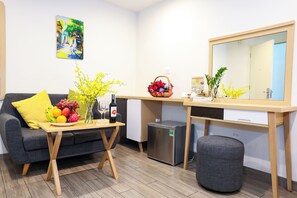 Habitación Deluxe doble, baño privado, vistas a la ciudad | Ropa de cama de alta calidad, colchones viscoelásticos, minibar