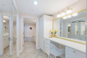 Badewanne, Haartrockner, Handtücher