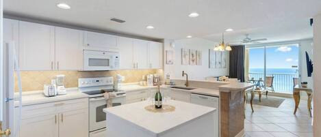 Køleskab, mikrobølgeovn, ovn, kogeplade