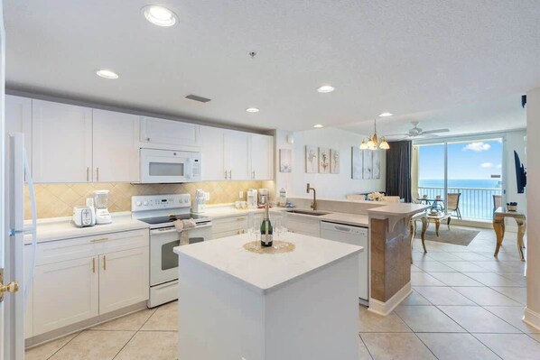 Køleskab, mikrobølgeovn, ovn, kogeplade