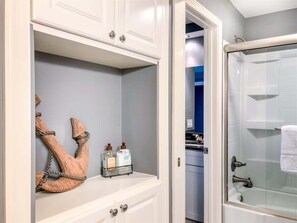 Baignoire, sèche-cheveux, serviettes fournies